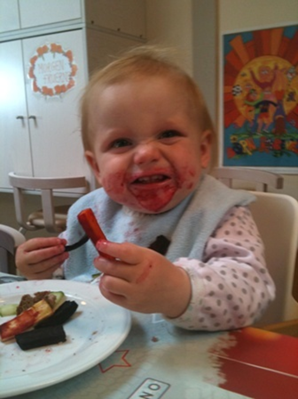 Lille barn spiser frokost